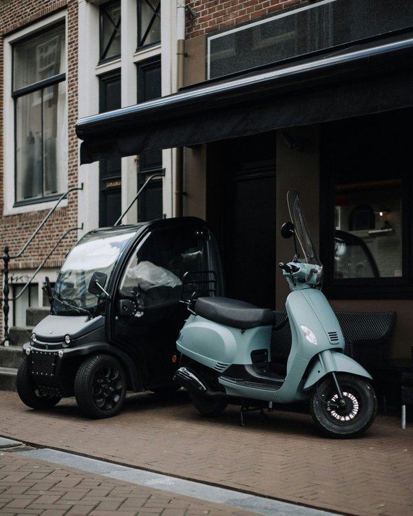 Découvrez les scooters et motos électriques chez Scoot-Elec !